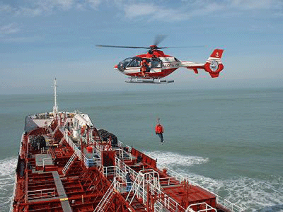 Hélicoptère de Pilote BX : hélitreuillage d'un pilote sur un pétrolier